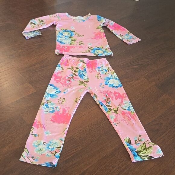 Little girl is pajamas, great condition size four - Picture 3 of 6